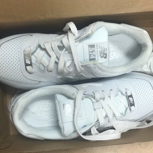 New balance tennis shoes